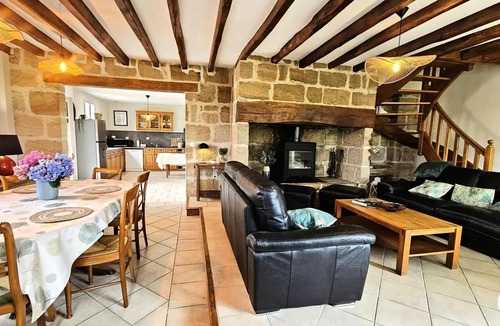 Saint-Pantaleon-de-Larche Villa | Gîte de France (sleeps 8)