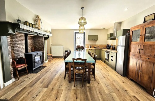 Salon-la-Tour Villa | Gîte de France (sleeps 11)