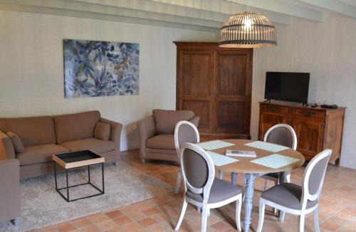 Lignieres-Sonneville House | Gîte spacieux avec jardin, piscine, cheminée, et équipements bébé au cœur des vignes du Cognac - FR-1-653-59