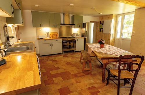 Saint-Yzan-de-Soudiac House | Gîte Terre d'Yzan - Large country house