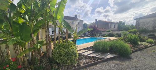 Echebrune House | Gîtes de 2 à 11 personnes au Domaine d'USSON