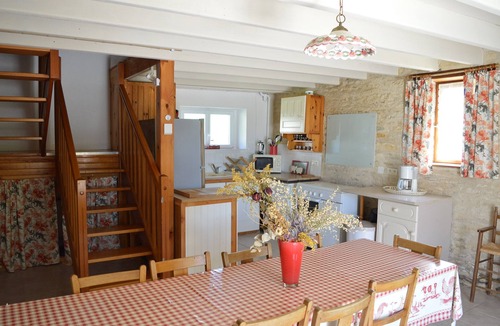 Saint-Pierre-d'Amilly House | Gite 1 Poppies with 3 bedrooms for 8 people on the pegon estate.