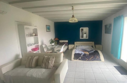 Lagorce Apartment | GITE 40 m2 - à Coutras STUDIO avec kitchenette , espace salon, TV, 2 à 3 personnes PISCINE WIFI CLIM près Saint EMILION