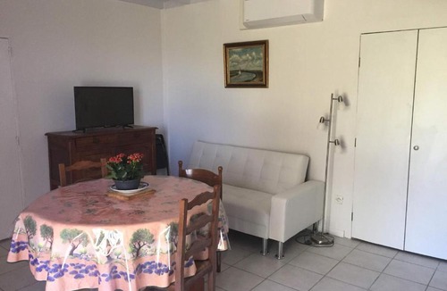 Lagorce Apartment | GITE 40 m2 - à Coutras STUDIO avec kitchenette , espace salon, TV, 2 à 3 personnes PISCINE WIFI CLIM près Saint EMILION