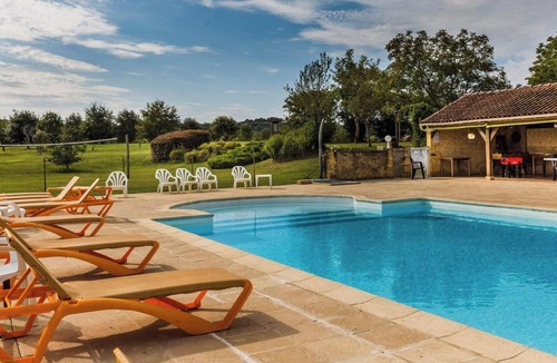 Salignac-Eyvignes House | Gite Charly: Private Terrace, Shared Garden, Pool & Wi-Fi in Salignac Eyvigues