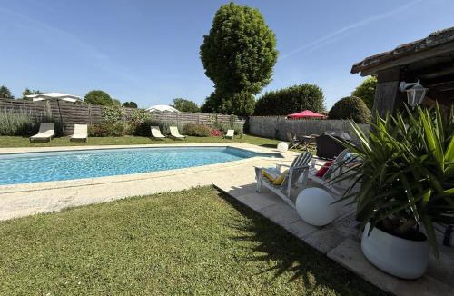 Saint-Palais-du-Ne House | Gite maison charentaise - piscine privée