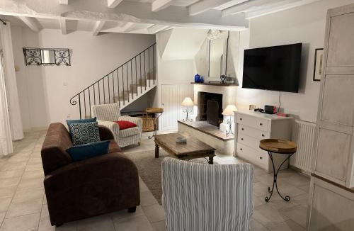 Saint-Palais-du-Ne House | Gite maison charentaise - piscine privée
