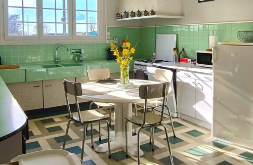Criteuil-la-Magdeleine Apartment | Gite pour 10personnes, avec jardin & Piscine couverte, située à CRITEUIL, en Charente. Entre 180€ et 230€/nuit selon la saison.