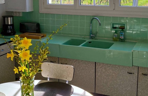 Criteuil-la-Magdeleine Apartment | Gite pour 10personnes, avec jardin & Piscine couverte, située à CRITEUIL, en Charente. Entre 180€ et 230€/nuit selon la saison.