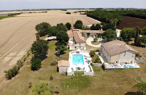 Saint-Pierre-d'Amilly House | Gite Sunflowers: for 5 people at the Domaine de Pegon in the countryside.
