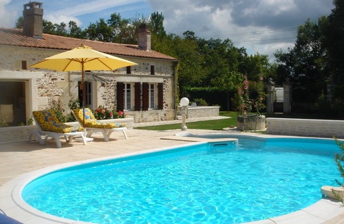 Bussac-Foret House | Gite Ti Case with Shared Pool and Jacuzzi