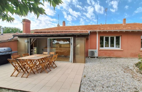 Civrac-en-Medoc House | Gorgeous home in Civrac-en-Médoc with WiFi