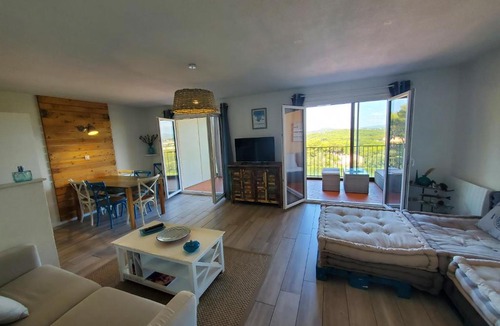 Saint-Mandrier-sur-Mer Apartment | Grand appartement, 3 chambres, très bonne literie, résidence avec piscine à Pin Rolland