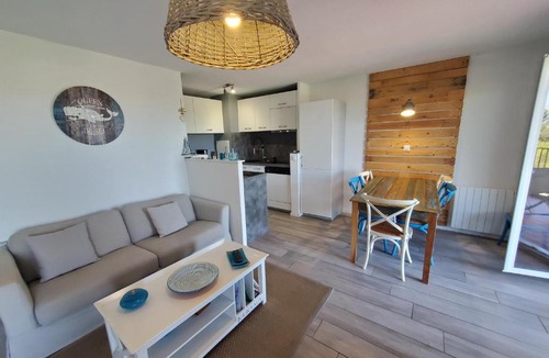 Saint-Mandrier-sur-Mer Apartment | Grand appartement, 3 chambres, très bonne literie, résidence avec piscine à Pin Rolland