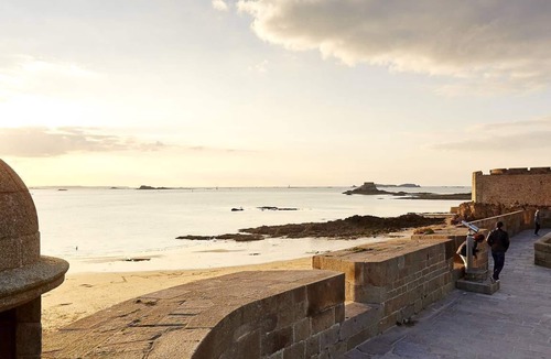 Saint-Malo Apartment | Grd Studio Terrasse Tour Solidor, seaside, wifi, bikes, near rampart
