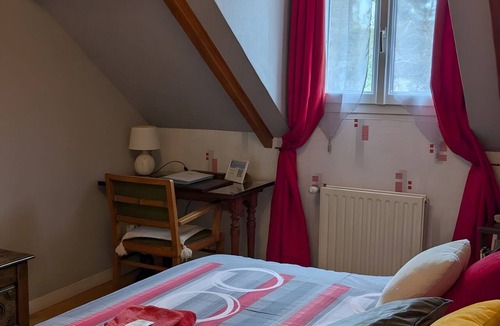 Saint-Remy-les-Chevreuse Bed & Breakfast | Guest Room 'Chambre T' with Shared Terrace & Garden, Wi-Fi Included