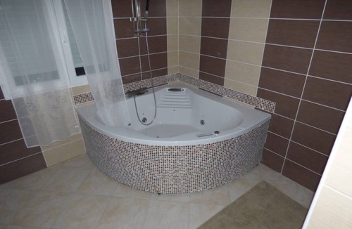 Saint Germain du Seudre Bed & Breakfast | Guest house in the countryside, 30 minutes from the beach, with jacuzzi.