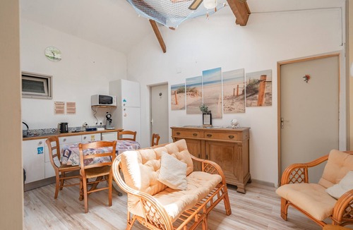 Marennes House | Guest Room 'Coup De Cœur' with Shared Terrace, Private Garden, and Wi-Fi