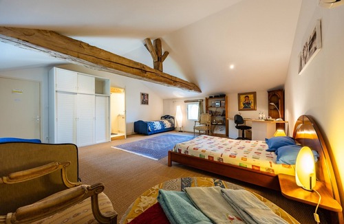 Saint-Germain-Du-Puch Bed & Breakfast | Guest Room “Famille Cabernet Ch Cajus” with Shared Pool, Terrace, and Wi-Fi