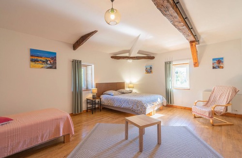 Saint-Romain-de-Benet Bed & Breakfast | Guest Room Les Capucines – Comfort and Authenticity in Saint-Romain-de-Benet