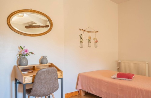 Saint-Romain-de-Benet Bed & Breakfast | Guest Room Les Capucines – Comfort and Authenticity in Saint-Romain-de-Benet