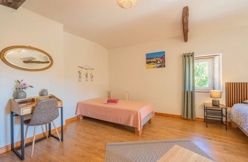 Saint-Romain-de-Benet Bed & Breakfast | Guest Room Les Capucines – Comfort and Authenticity in Saint-Romain-de-Benet