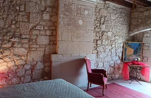 L'Ile-Bouchard Bed & Breakfast | Guest Room “Chambre Hirondelle” with Shared Terrace, Private Garden & Wi-Fi