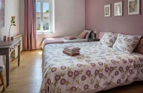 Cherac Bed & Breakfast | Guest Room "Chambre Pivoine-Demeure Olea" in Chérac