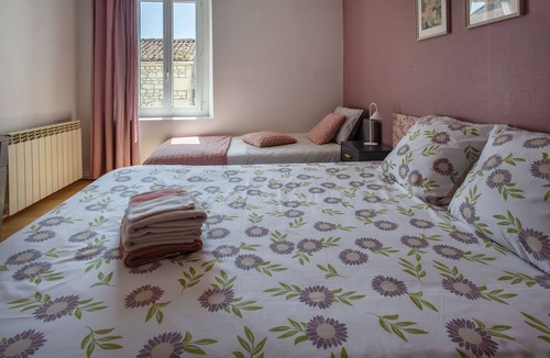 Cherac Bed & Breakfast | Guest Room "Chambre Pivoine-Demeure Olea" in Chérac