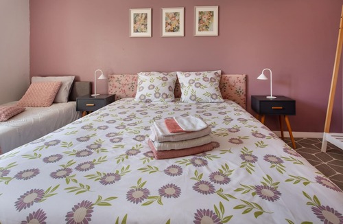 Cherac Bed & Breakfast | Guest Room "Chambre Pivoine-Demeure Olea" in Chérac