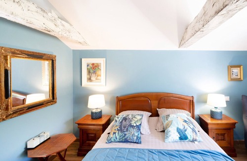 Garrey Bed & Breakfast | Guest Room "Domaine De La Barthe - Léonie" with Shared Pool, Terrace & Wi-Fi