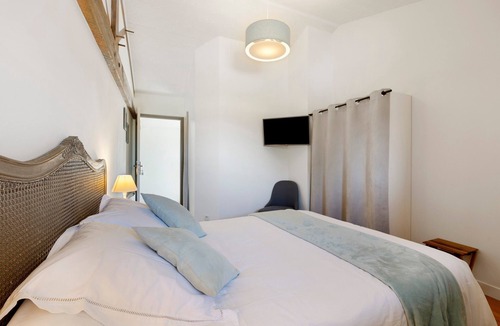 Sevremont Bed & Breakfast | Guest Room 'Eléonore - Aux Charmes D’antan' with Shared Pool, Terrace, and Wi-Fi