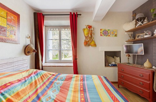 La Celle-Saint-Avant Bed & Breakfast | Guest Room "Chambre Eva & Morgan" with Wi-Fi