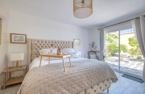 Saint-Christoly-Medoc Bed & Breakfast | Guest Room L’Oranger – Comfort & Privacy at Patio du Port
