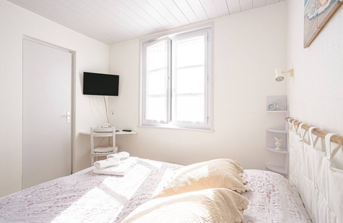Ars-en-Re Bed & Breakfast | Guest Room Heraudeau 2 - with shared garden and air conditioning