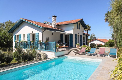 Arcangues Bed & Breakfast | Guest Room 'Txori Etxea - Red Room' with Pool, Breakfast, Terrace