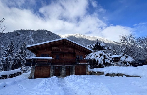 Les Bossons Ski Chalet | Half-chalet facing the Bossons and Taconnaz glaciers