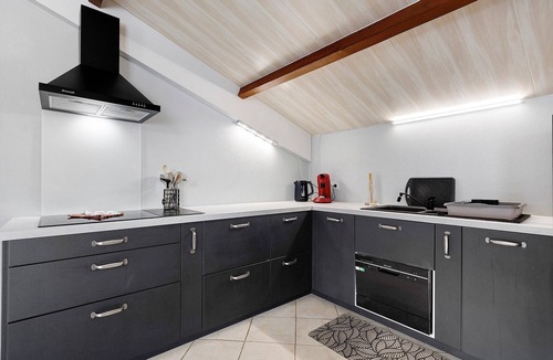 Saint-Avaugourd-des-Landes House | Holiday Home "Gîte Douceur de Vivre - Soleil" with Lake View, Pool and Wi-Fi
