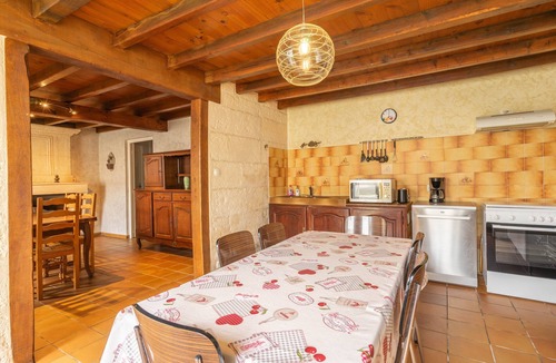 Saint-Simon-de-Pellouaille House | Holiday Home 'La Maison Charentaise' with Private Terrace and Wi-Fi