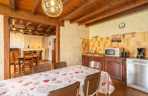 Saint-Simon-de-Pellouaille House | Holiday Home 'La Maison Charentaise' with Private Terrace and Wi-Fi