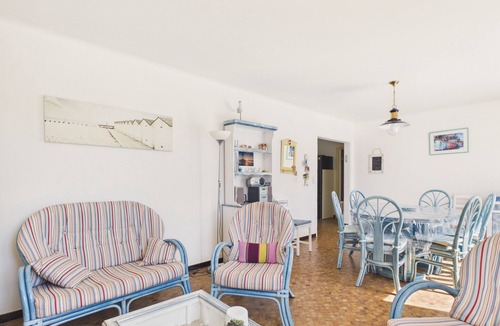 Barbatre House | Holiday for 8 with pool, sea ​300 m away
