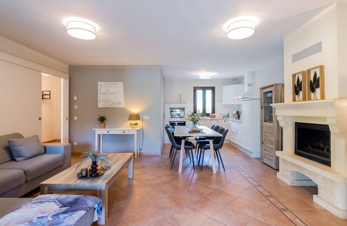 Castelnaud-la-Chapelle House | Holiday Home 'Liz' with Shared Pool, Wi-Fi, and Air Conditioning