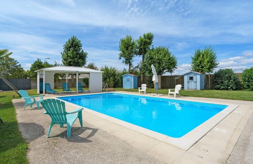 Saint-Ciers-du-Taillon House | Holiday Home "Le Cocon Taillonais" with Private Pool, Wi-Fi & Air Conditioning