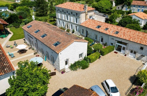 Saint-Seurin-de-Palenne House | Holiday Home 'Pâquerette' with Shared Pool, Private Terrace and Wi-Fi