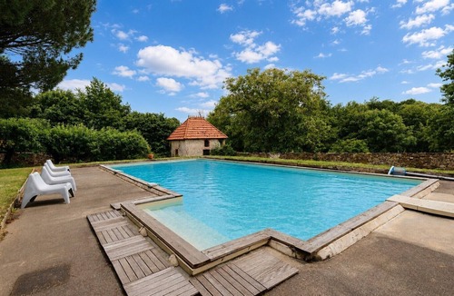 Saint-Etienne-du-Bois House | Holiday Home “Logis Vendéen, 40 min from the Sea” 14 Guests – Pool, Terrace & Wi-Fi