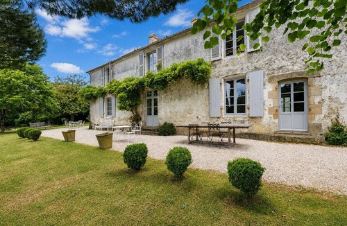 Saint-Etienne-du-Bois House | Holiday Home “Logis Vendéen, 40 min from the Sea” 14 Guests – Pool, Terrace & Wi-Fi