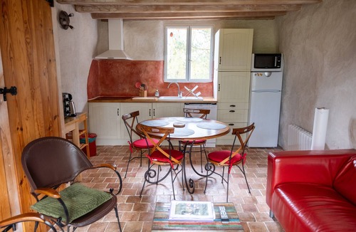 Savigne-sous-le-Lude House | Holiday Home “Gîte Nid De Paille” with Shared Pool, Private Terrace and Wi-Fi