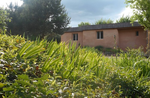 Savigne-sous-le-Lude House | Holiday Home “Gîte Nid De Paille” with Shared Pool, Private Terrace and Wi-Fi
