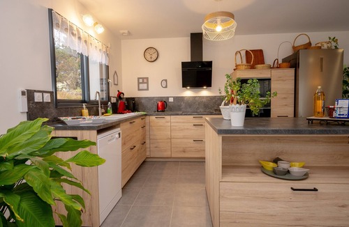 La Rochette House | Holiday Home 'Les Chaudannes' with Mountain View, Wi-Fi, and Air Conditioning