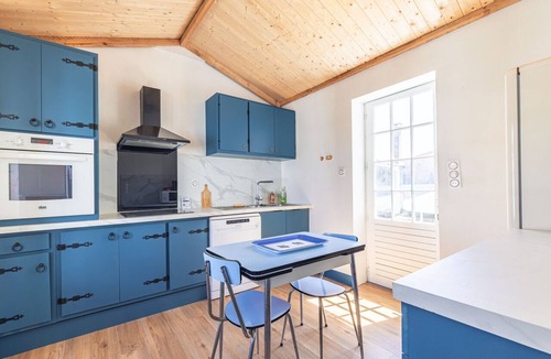 Le Chateau-d'Oleron House | Holiday Home “Maison Cosy Avec Cour” with Private Terrace and Garden